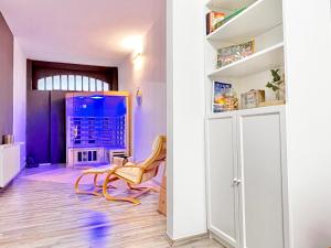 ein Wohnzimmer mit lilafarbenen Wänden und Holzböden in der Unterkunft Wellness Apartment - Sauna - 3 Schlafzimmer - 6 Personen - Zentrum in Hannover