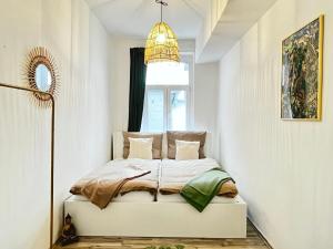 ein Schlafzimmer mit einem Bett und einer Hängeleuchte in der Unterkunft Wellness Apartment - Sauna - 3 Schlafzimmer - 6 Personen - Zentrum in Hannover