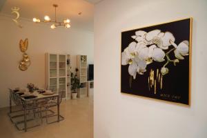 une salle à manger avec une table et une photo sur le mur dans l'établissement An Exclusive 2BR Retreat Experience Yas Island Bliss, à Abu Dhabi