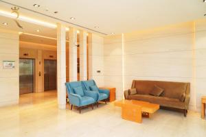 - un hall avec un canapé, une chaise et une table dans l'établissement An Exclusive 2BR Retreat Experience Yas Island Bliss, à Abu Dhabi