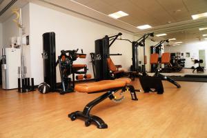 einen Fitnessraum mit Kardiogeräten in einem Zimmer mit Holzböden in der Unterkunft Yas Serenity - Cozy 2BR Apartment on Yas Island, Near Yas Mall in Abu Dhabi
