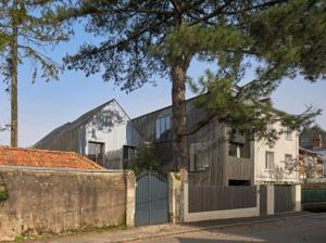 une maison avec une clôture et un arbre dans l'établissement L'Escale Donatienne, à Nantes