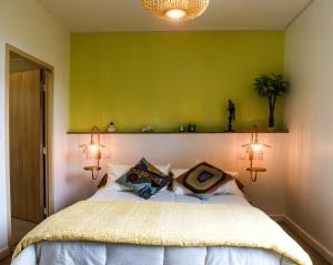 1 dormitorio con 1 cama grande y pared verde en L'Escale Donatienne en Nantes