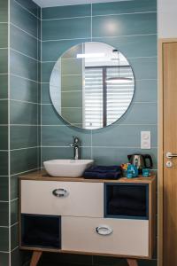 W łazience znajduje się umywalka i lustro. w obiekcie L'Escale Donatienne w mieście Nantes