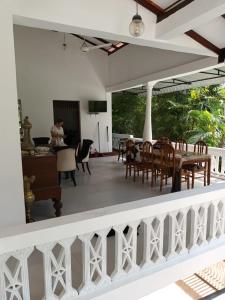 Kalagedihena的住宿－Viking Villa，阳台配有桌椅,可供一人使用