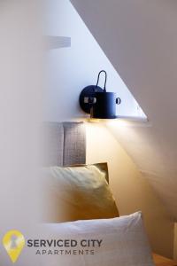 een kamer met een bed met een pot aan de muur bij SCA - Outstanding Studio - CR8 in Birmingham