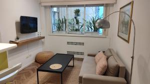 a living room with a couch and a table at Luminoso Estudio en Palermo! II in Buenos Aires