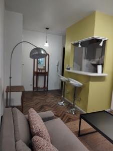 a living room with a couch and a bar stool at Luminoso Estudio en Palermo! II in Buenos Aires