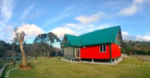 una casa roja y verde con techo verde en Mount Star Villa, en Nuwara Eliya