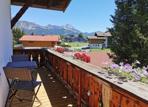 A general mountain view or a mountain view taken from Az apartmant