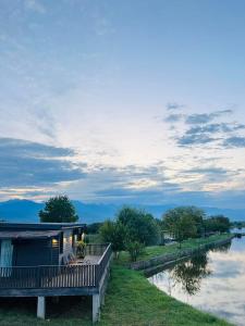 7 Lakes في تيلافي: منزل به سطح بجانب نهر
