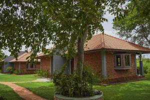 una casa de ladrillo con un árbol delante de ella en Foresta Resort Sigiriya en Sigiriya