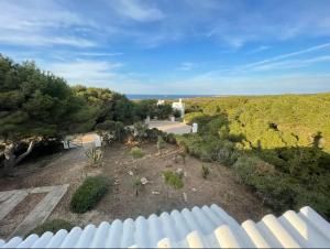 una vista aérea de un patio con una valla blanca en Villa Menorquina en playa, en Cala Morell