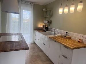 Gallery image of Magnifique maison piscine 15 min de Bordeaux et proche saint Emilion avec wifi in Sadirac +5 photos