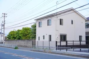 淡輪にあるMuji House Osaka Sannan Hotel 大阪泉南酒店良築 の通り側白家