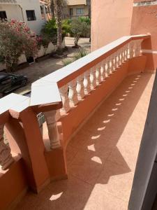 Douar Ourlali的住宿－Villa，坐在建筑物边的长凳