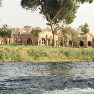 a house on the bank of a river at 7 Jours de Nutrition et Méditation 3-9 novembre 2023 à Luxor in Luxor