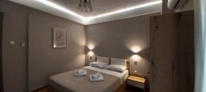 um quarto com uma cama com duas toalhas em Sky Nomads em Tessalônica