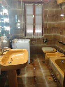 a bathroom with two sinks and a toilet at Appartamento Ida vacanza mare in Policoro