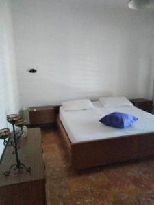 Un dormitorio con una cama con una almohada azul. en Appartamento Ida vacanza mare en Policoro