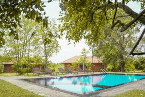 una piscina frente a una casa en Foresta Resort Sigiriya en Sigiriya