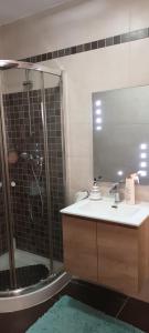 W łazience znajduje się prysznic, umywalka i lustro. w obiekcie St Pauls Bay Luxury 2 bedroom Apartment Blue Water Suite Flat 36 w mieście St Paul's Bay