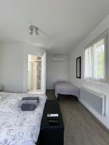 een slaapkamer met een groot bed en een raam bij Le chalet de la liez in Peigney