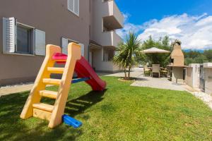 Ο χώρος παιχνιδιού για παιδιά στο Apartmani Gnjidic
