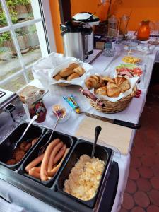 einen Tisch mit einem Buffet mit Speisen auf dem Tisch in der Unterkunft Ringhaus - Home of Silver Arrows in Nürburg