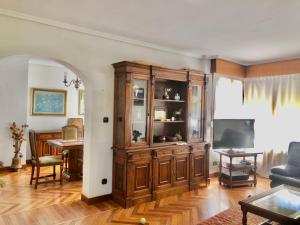 Μια τηλεόραση ή/και κέντρο ψυχαγωγίας στο CasaMar Chalet al lado de la playa con piscina privada, jardín y barbacoa, frontón, 6 HABITACIONES