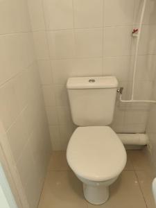 - une salle de bains avec des toilettes blanches dans une cabine dans l'établissement Villette, à Aubervilliers