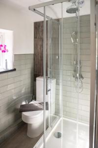 Bilik mandi di 2 Candlemas Cottage +3 gambar