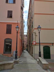 um beco com duas luzes de rua ao lado de edifícios em Il Mezzero all' Acquario em Gênova