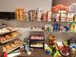 un garde-manger rempli de nombreux types de denrées alimentaires différents dans l'établissement Appartement Haus Gatterer, à Obertilliach