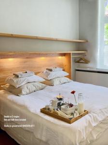 - un lit blanc avec un plateau de nourriture dans l'établissement Heaven AT 11, your Deluxe Studio with personal bathroom, kitchenette & terrace, à Gand