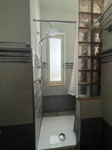 eine Dusche im Bad mit Fenster in der Unterkunft Vista Lago Bacoli in Bacoli