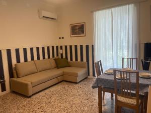 ein Wohnzimmer mit einem Sofa und einem Tisch in der Unterkunft Vista Lago Bacoli in Bacoli