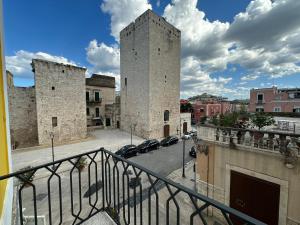 ビシェーリエにあるPalazzo Bonomiのバルコニーから2つの塔の景色を望めます。