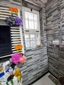 a bathroom with wooden walls and a window at Casa de Ciss in Madrid