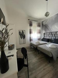 波隆那的住宿－B&B La Fenice，客厅配有两张床、一张书桌和一张书桌
