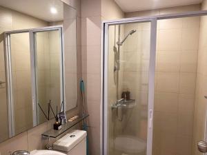 een badkamer met een douche, een toilet en een wastafel bij Taylor Swift - inspired Staycation in Azure in Manilla