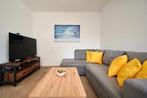 een woonkamer met een bank en een salontafel bij ZEN apartment in Trogir