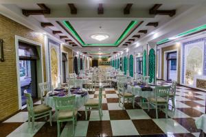 希瓦的住宿－Khiva Silk Road，宴会厅配有白色的桌椅