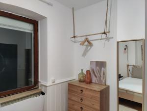 ein Wohnzimmer mit einem TV und einem Spiegel in der Unterkunft Bliss - 3 Zimmer, Boho, Arbeitsplatz, Netflix in Gießen