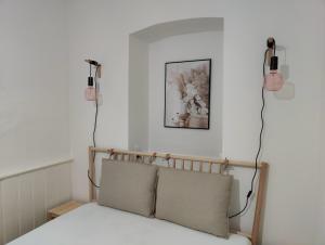 ein Schlafzimmer mit zwei Leuchten an der Wand in der Unterkunft Bliss - 3 Zimmer, Boho, Arbeitsplatz, Netflix in Gießen