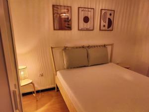 Postel nebo postele na pokoji v ubytování Bliss - 3 Zimmer, Boho, Arbeitsplatz, Netflix + 11 fotografií