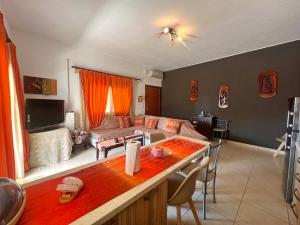sala de estar con sofá y mesa en Bluebay Lux Apartment of Halkidiki, en Sozopoli