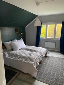 Un pat sau paturi într-o cameră la Søre Osen Ørbekken