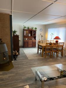 a living room with a table and a dining room at Søre Osen Ørbekken in Midskogberget