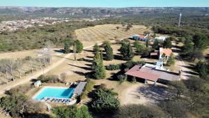 eine Luftansicht eines Hauses mit Pool in der Unterkunft Complejo Turístico Casaflor in Villa Cura Brochero